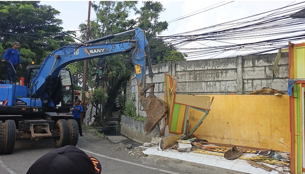 Bertahun-Tahun Jadi Penyebab Banjir, Bangunan Liar di Jalan Bangun Nusa Raya Akhirnya Dibongkar