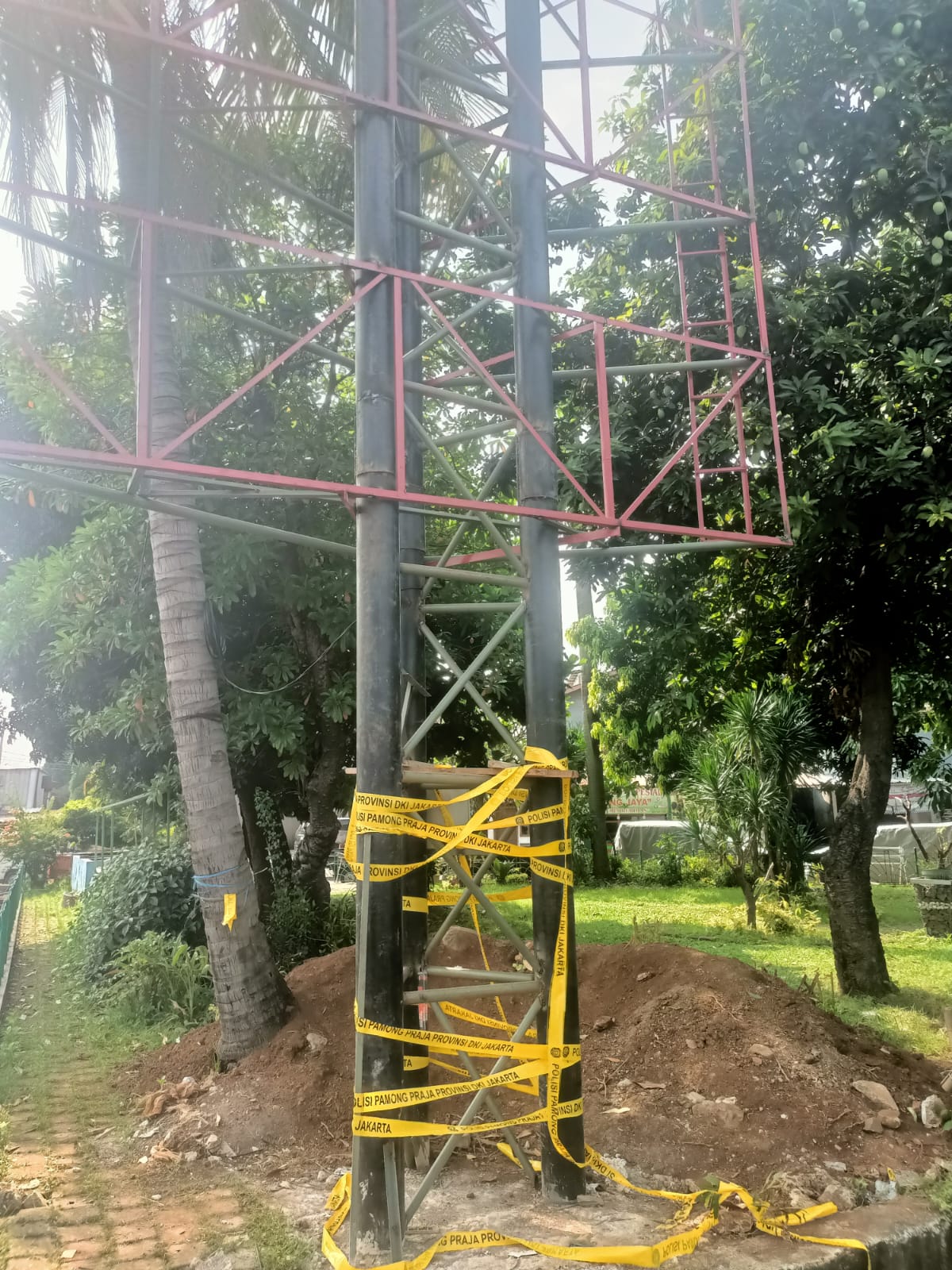 Reklame “Siluman” di Puri Kembangan Mulai Terbongkar, Sudin Pertamanan dan BPAD Angkat Bicara
