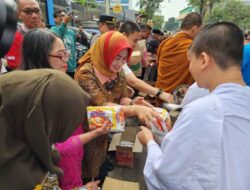 Pindapata di Palmerah Semarak, Wali Kota Jakbar: Kerukunan Umat Beragama Modal Sosial yang Berharga