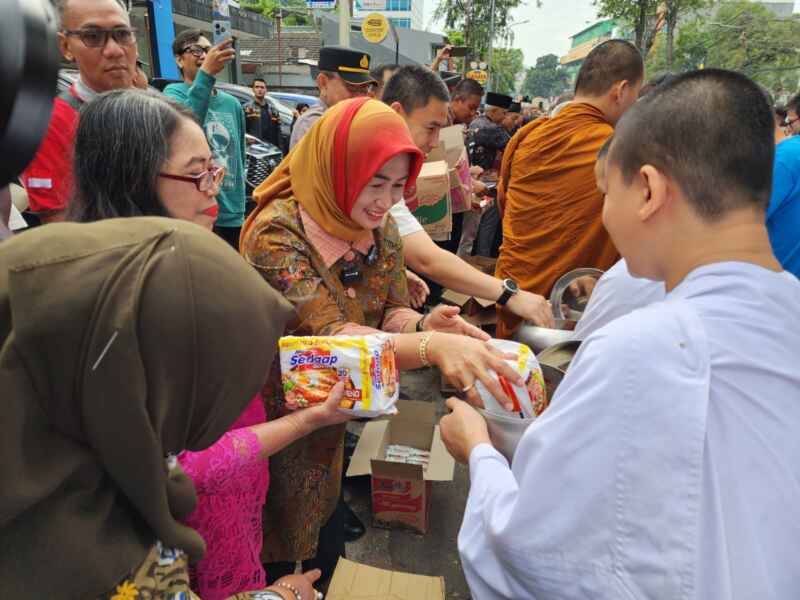 Pindapata di Palmerah Semarak, Wali Kota Jakbar: Kerukunan Umat Beragama Modal Sosial yang Berharga