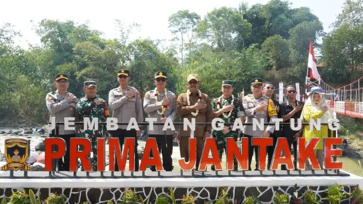 Resmikan Jembatan Prima Jantake, Bupati Sukabumi Dorong Ekonomi Warga
