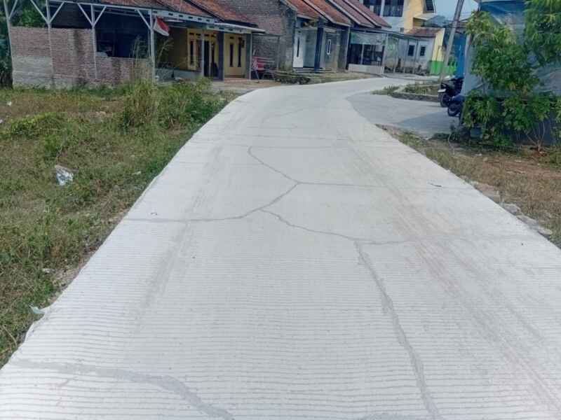Jalan Cor Beton 300 Meter di Kemuning Retak dalam 3 Bulan, Warga Minta PUPR Bertanggung Jawab