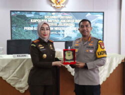 Kapolres Metro Jakarta Barat Silaturahmi dengan Kajari, Perkokoh Kolaborasi Polri dan Kejaksaan