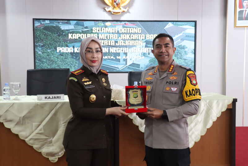 Kapolres Metro Jakarta Barat Silaturahmi dengan Kajari, Perkokoh Kolaborasi Polri dan Kejaksaan