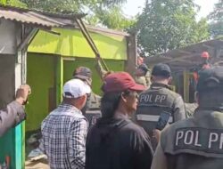 Pemkot Jakbar Bombardir Puluhan Bangunan Liar di Jalan Inspeksi Tanggul Timur Kapuk