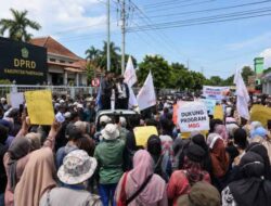 Ribuan Pekerja MBG Padati DPRD Pamekasan, Desak Kepastian Kelanjutan Program